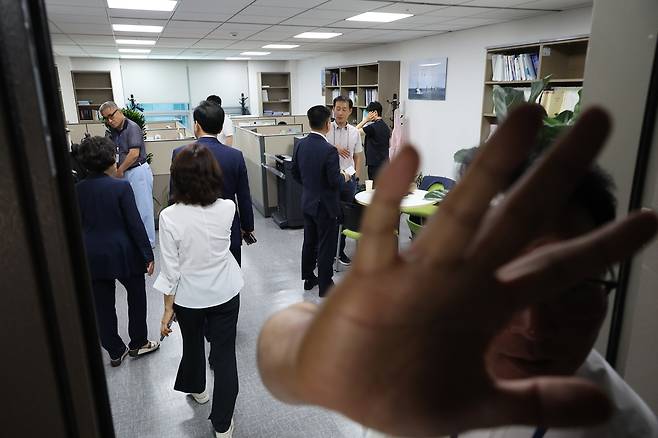 채상병 사건 수사방해 의혹을 수사하는 이명현 순직해병 특검팀이 11일 서울 여의도 국회의원회관 내 국민의힘 임종득 의원실을 압수수색하고 있는 가운데 국민의힘 의원들이 현장을 방문하고 있다. 연합뉴스
