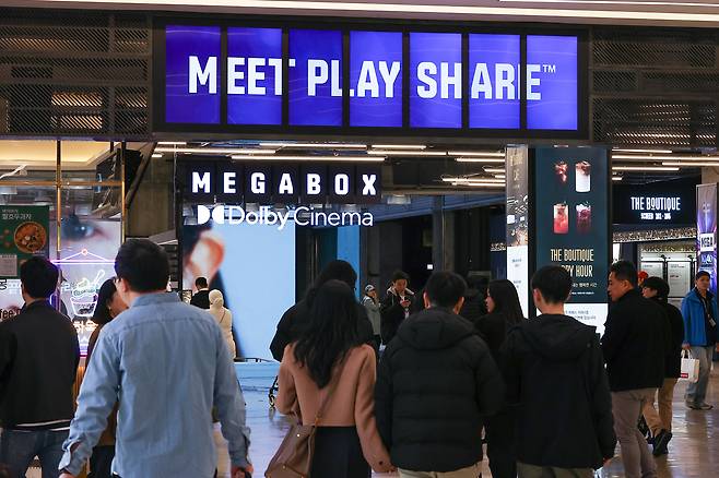 지난 3월30일 서울 시내 멀티플렉스 영화관에서 시민들이 상영작 예고 영상을 살펴보고 있다. 연합뉴스