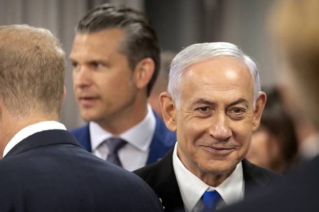 피트 헤그세스 미국 국방장관(왼쪽)과 베냐민 네타냐후 이스라엘 총리(오른쪽)가 지난 9일 미 워싱턴 국방부에서 회담하기 위해 도착하고 있다. AP연합뉴스