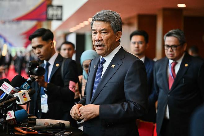 모하마드 하산 말레이시아 외교장관이 11일 쿠알라룸푸르에서 동아시아 정상회의(EAS) 외교장관 회의 개막 연설을 하고 있다./AP연합뉴스