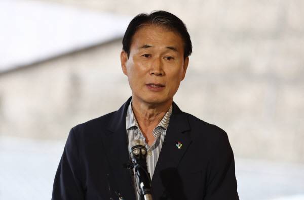 권오을 국가보훈부 장관 후보자가 지난달 25일 청문회 준비 사무실이 마련된 서울스퀘어로 출근하며 지명 소감을 밝히고 있다. 연합뉴스