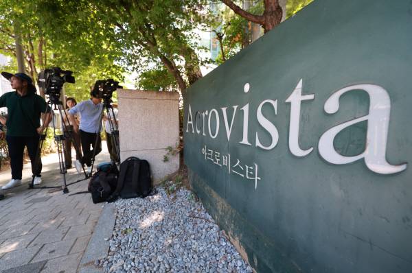 이명현 순직해병 특검팀이 11일 윤석열 전 대통령의 사저에 대한 압수수색에 나선 가운데 이날 서울 서초구 사저 앞에 취재진이 대기하고 있다. 연합뉴스