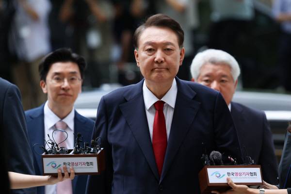 윤석열 전 대통령이 9일 서울 서초구 서울중앙지법에서 열린 영장실질심사에 취재진의 질문을 받으며 출석하고 있다. 연합뉴스