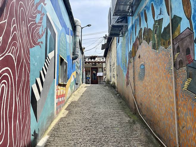 Murals along the alleyways of Mullae-dong [LEE JIAN]
