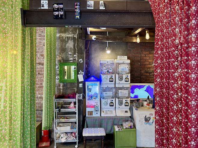 Inside the Photo Market, for instant photo booths in Mullae-dong [LEE JIAN]