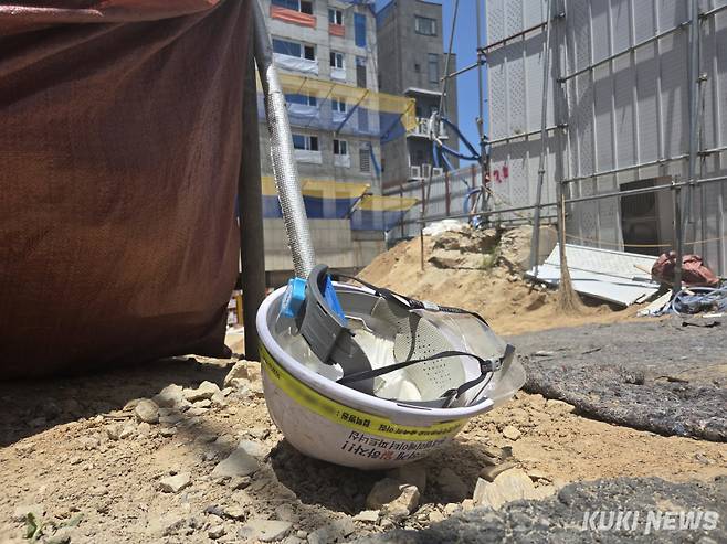 휴식을 위해 자리를 비운 노동자가 남긴 안전모. 노유지 기자