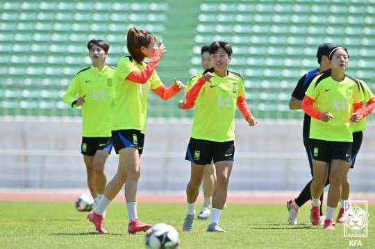 훈련에 열중하는 여자 축구 대표팀 선수들. 사진[연합뉴스]