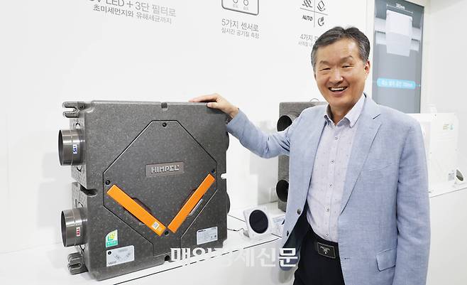 김정환 힘펠 대표가 힘펠의 대표 전열환기시스템 ‘휴벤’앞에서 포즈를 취했다. 전열환기시스템은 냉난방열을 회수해 탄소감축에도 도움을 주는 제품이다. [이충우기자]