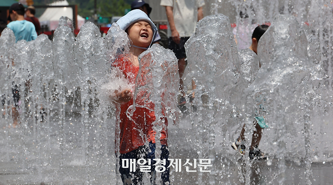 서울 광화문 광장 분수대에서 아이들이 더위를 식히고 있다 / 사진=매경 DB