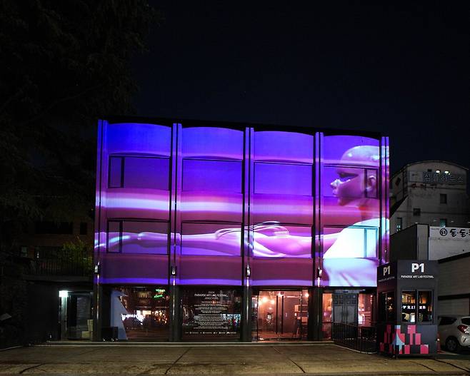 지난해 '파라다이스 아트랩 페스티벌, 장충' 중 오디오·비주얼 프로덕션 '업체'가 창작한 로드 무비 '롤라 온 다 로드'의 한 장면. 파라다이스문화재단