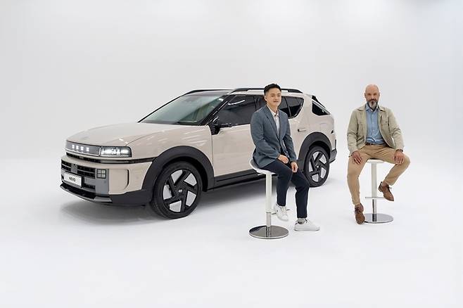 김동진 현대차 인포테인먼트 사운드개발팀장(왼쪽)과 그렉 시코라(Greg Sikora) 하만 오토모티브 글로벌 ASE 총괄 [사진제공=하만]