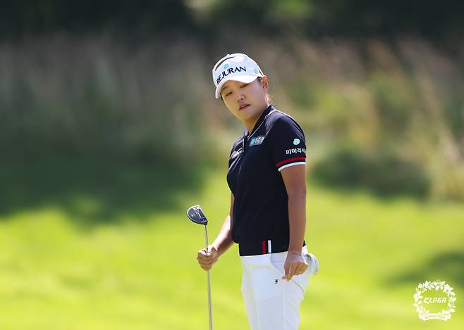 조혜림이 11일 열린 하이원리조트 여자오픈 2라운드 5번홀에서 퍼팅을 한 뒤 볼을 바라보고 있다. KLPGA