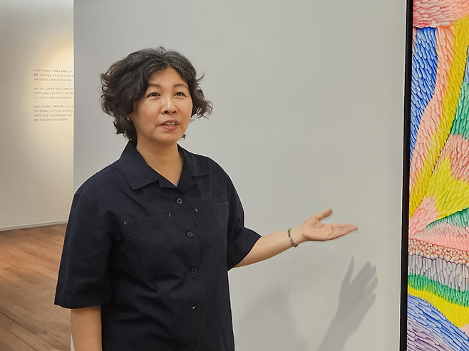 임미량 작가가 자신의 개인전이 열리고 있는 서울 종로구 평창동 가나 스페이스97에서 작품에 대해 설명하고 있다. 송경은 기자