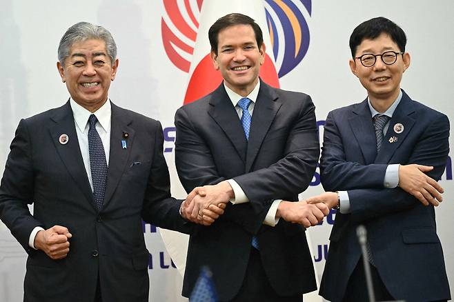 한·미·일 3국이 11일 오전 말레이시아 쿠알라룸푸르에서 외교장관회의를 개최했다. 회의에 앞서 박윤주 외교부 제1차관(오른쪽)과 마코 루비오 미국 국무장관(가운데), 이와야 다케시 일본 외무상이 악수하고 있다.  로이터연합뉴스