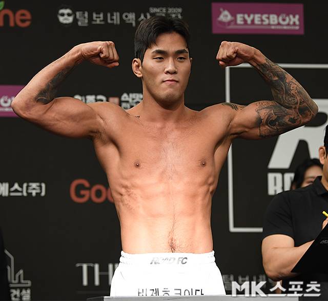 박시원이 2025년 6월 스위스그랜드호텔 서울컨벤션센터 로드FC73 2부 제4경기 공개 계체 촬영을 하고 있다. 박시원은 제4대 로드FC 라이트급 챔피언을 지냈다. 사진(서울 홍은동)=천정환 기자