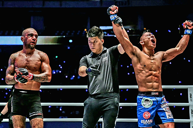 다케나카 다이치가 2019년 8월 필리핀 파사이 몰 오브 아시아 아레나에서 UFC 5경기 및 원챔피언십 밴텀급 챔피언결정전 출신 레안드루 이사를 이긴 후 기뻐하고 있다. 사진=Group One Holdings Pte. Ltd.