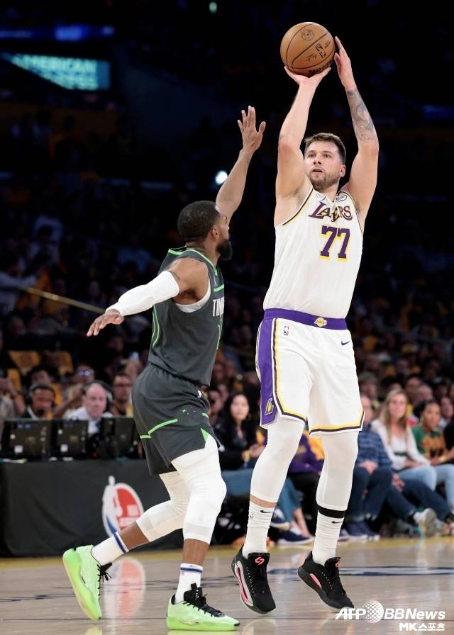 ‘레이크 쇼 라이프’는 “레이커스가 제임스를 트레이드한다면 당장 우승 전력은 아닐 수 있다. 그러나 장기적으로 팀의 미래를 위한 가치 있는 자산을 얻을 수 있다. 이 결정은 돈치치의 연장 계약과 연결된다”며 “제임스를 계속 로스터에 두는 것도 나쁘지 않으나 그를 트레이드하는 결정이 돈치치 시대의 진정한 시작을 여는 열쇠가 될 수 있다”고 바라봤다. 사진=AFPBBNews=News1