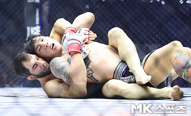 카밀 마고메도프가 2025년 6월 서울특별시 중구 장충체육관 제2회 글로벌 토너먼트 결승전 및 제6대 로드FC 라이트급 챔피언결정전에서 멘겐초오시 난딘예르데네를 상대로 백포지션을 점유하고 있다. 사진(서울 장충동)=김영구 기자