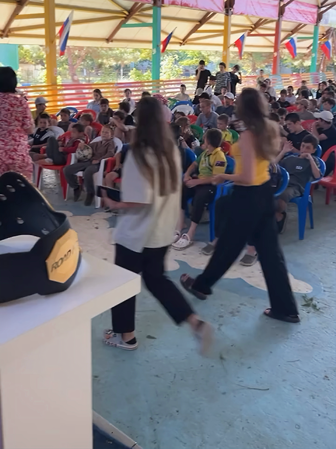 카밀 마고메도프가 2025년 6월 제2회 글로벌 토너먼트 우승으로 획득한 제6대 로드FC 라이트급 챔피언 자격으로 7월 러시아 다게스탄공화국 이즈베르바시를 찾았다. 챔피언 벨트와 행사장 환영 인파. 사진@universal.fighters_at.izberg