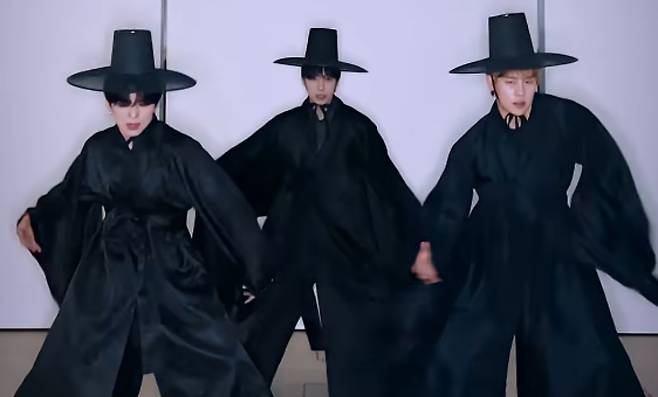 그룹 몬스타엑스 멤버 기현, 형원, 주헌이 넷플릭스 애니메이션 영화 '케이팝 데몬 헌터스'의 보이그룹 '사자보이즈'로 변신해 화제다. /사진=유튜브 채널 '몬스타엑스'