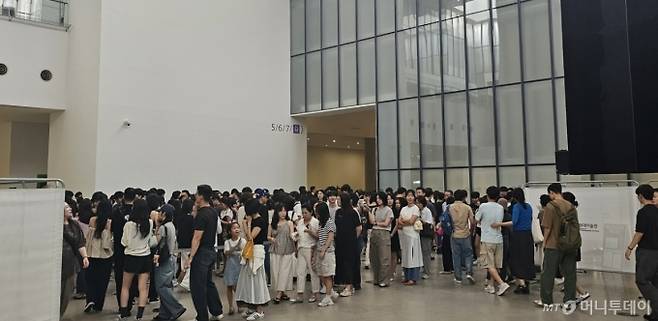지난 6일 오후 서울 종로구 삼청동 국립현대미술관을 찾은 관람객들. /사진 = 오진영 기자