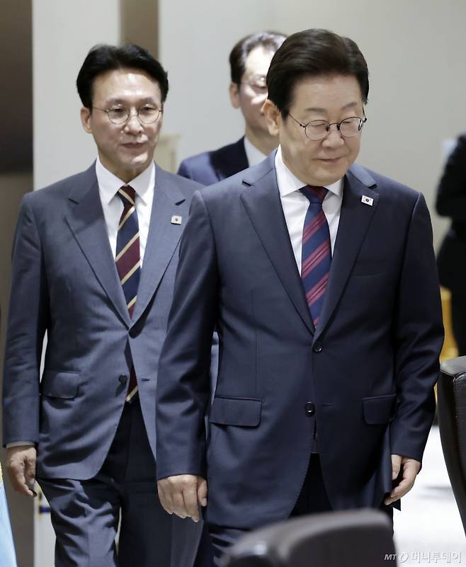 [서울=뉴시스] 최동준 기자 = 이재명 대통령과 김민석 국무총리가 5일 서울 용산 대통령실 청사에서 열린 국무회의에 입장하고 있다. 2025.07.05. photocdj@newsis.com /사진=최동준