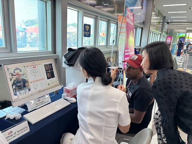 동의과학대 의료피부미용과 학생들이 외국인 관광인을 대상으로 피부 측정 서비스를 제공하고 있다./사진제공=동의과학대