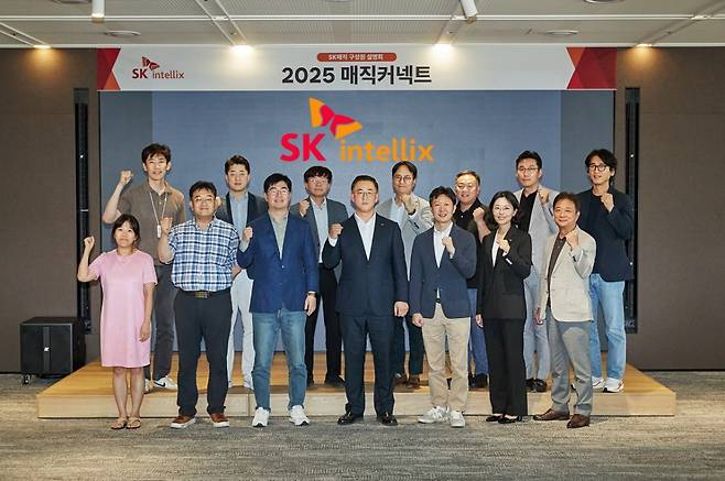 김완성 SK인텔릭스 대표(왼쪽 네번째)와 주요 경영진이 사명 변경에 대한 구성원 설명회를 갖고 기념 촬영을 하고 있다./사진=SK인텔릭스