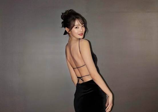 아이들 멤버 민니가 백리스 원피스로 섹시한 자태를 뽐냈다. /사진=민니 인스타그램