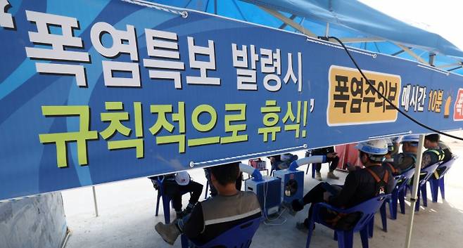 지난해 8월 서울 성북구 한 주택정비사업 건설현장에서 근로자들이 무더위쉼터에서 휴식을 취하는 모습. /사진=공동취재·뉴스1