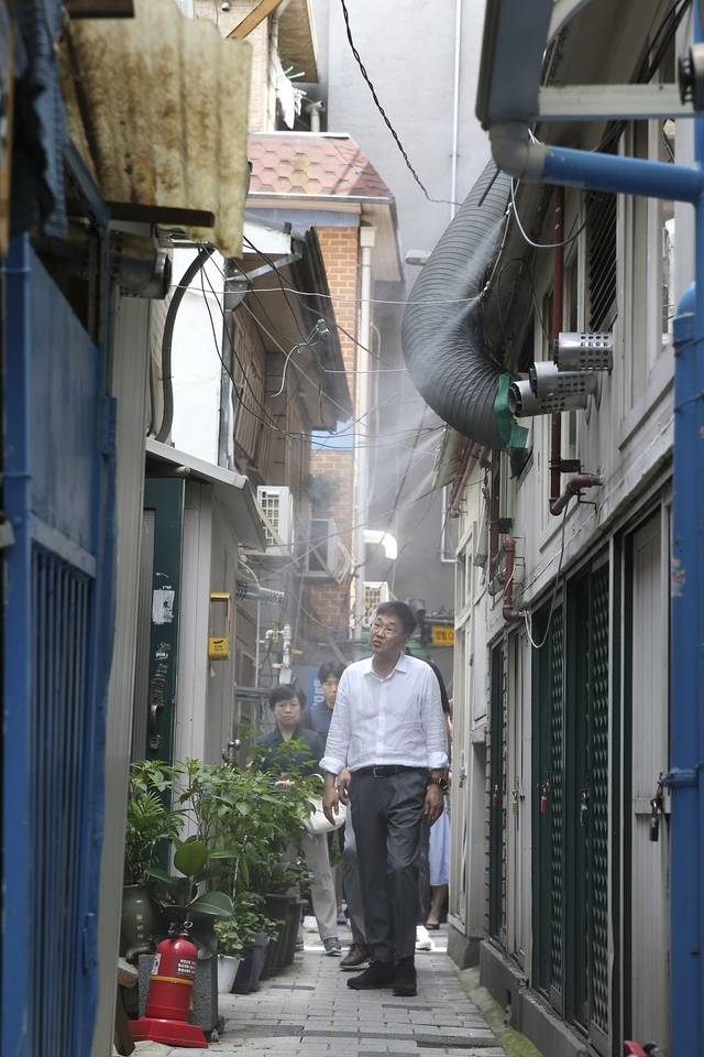 정문헌 서울 종로구청장이 돈의동에 있는 쪽방촌을 둘러보고 있다. 종로구청 제공