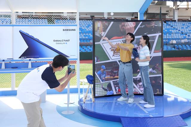 야구장에 ‘갤럭시 체험존’  : 10일 대전 중구 한화생명 이글스파크 ‘갤럭시 체험존’에서 방문객들이 오는 15~21일 국내 사전 판매가 진행되는 ‘갤럭시 Z 폴드7’과 함께 구단별 하이라이트 영상을 배경으로 인증샷을 촬영하고 있다. 삼성전자 제공