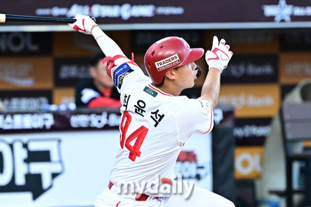 11일 대전 한화생명 볼파크 야구장에서 열린 2025 신한 SOL뱅크 KBO 올스타 프라이데이' 남부 올스타(상무·KT·삼성·NC·롯데·KIA) - 북부 올스타(한화·SSG·LG·두산·고양 히어로즈) 경기. 북부 최윤석(SSG)가 3회말 2사 만루에 2타점 역전 적시타를 치고 있다./대전=한혁승 기자 hanfoto@mydaily.co.kr