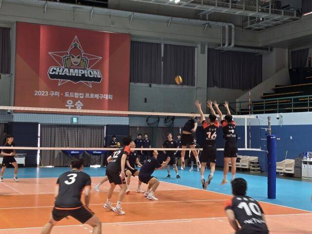 경기 중인 OK저축은행과 U19 대표팀./OK저축은행