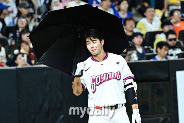 11일 대전 한화생명 볼파크 야구장에서 열린 2025 신한 SOL뱅크 KBO 올스타 프라이데이' 남부 올스타(상무·KT·삼성·NC·롯데·KIA) - 북부 올스타(한화·SSG·LG·두산·고양 히어로즈) 경기. 북부 심휘윤(고양)이 7회초 무사 1루에 타자에 들어서며 영화 '늑대의 유혹'에 배우 강동원을 흉내내고 있다./대전=한혁승 기자