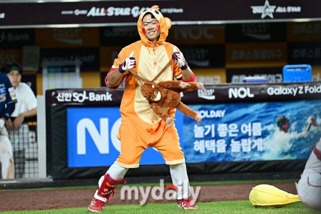 11일 대전 한화생명 볼파크 야구장에서 열린 2025 신한 SOL뱅크 KBO 올스타 프라이데이' 남부 올스타(상무·KT·삼성·NC·롯데·KIA) - 북부 올스타(한화·SSG·LG·두산·고양 히어로즈) 경기. 남부 박재현이 8회초 1사 1루에 타석에 들어서며 바나나 알러지원숭이 춤을 추고 있다./대전=한혁승 기자