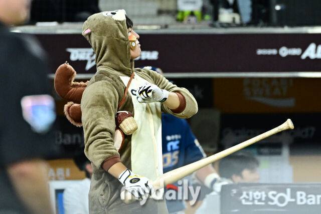11일 대전 한화생명 볼파크 야구장에서 열린 2025 신한 SOL뱅크 KBO 올스타 프라이데이' 남부 올스타(상무·KT·삼성·NC·롯데·KIA) - 북부 올스타(한화·SSG·LG·두산·고양 히어로즈) 경기. 남부 이영재(KIA)가 9회초 다람쥐 복장으로 선두타자로 나와 춤을 선보였다./대전=한혁승 기자