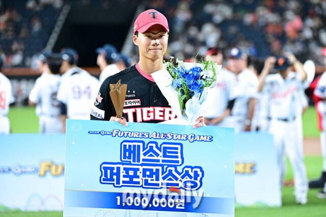 11일 대전 한화생명 볼파크 야구장에서 열린 2025 신한 SOL뱅크 KBO 올스타 프라이데이' 남부 올스타(상무·KT·삼성·NC·롯데·KIA) - 북부 올스타(한화·SSG·LG·두산·고양 히어로즈) 경기. 남부 박재현(KIA)이 베스트 퍼포먼스상을 수상해 포즈를 취하고 있다./대전=한혁승 기자