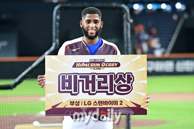 11일 대전 한화생명 볼파크 야구장에서 열린 2025 신한 SOL뱅크 KBO 올스타 프라이데이 컴투스프로야구 홈런더비. 삼성 디아즈가 비거리상을 수상한 후 포즈를 취하고 있다./대전=한혁승 기자 handoto@mydaily.co.kr