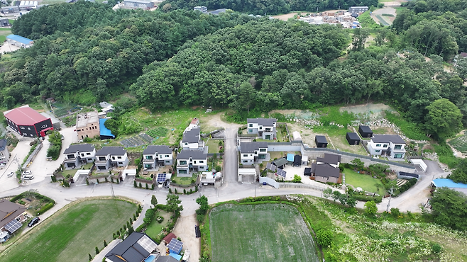 경기도 광주시 도척면 방도리 일원에 위치한 한 전원주택 4채가 오는 21일 경매서 매각을 진행한다. 안경찬 PD