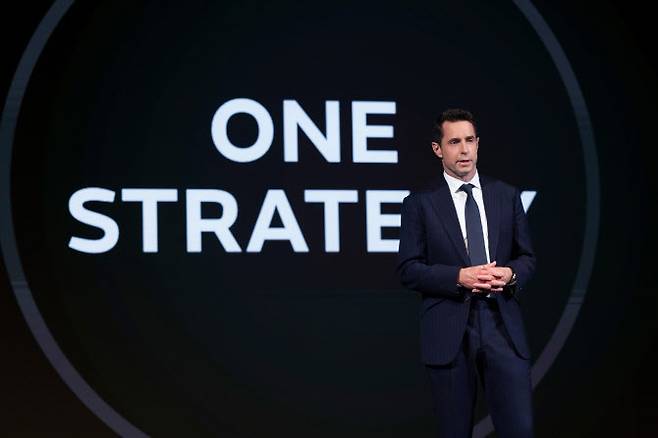 로빈 콜건 재규어랜드로버(JLR) 코리아 대표가 30일 오전 서울 중구 포시즌스 호텔 서울에서 기자간담회를 열고 고객 소유 경험을 혁신하는 미래 전략인 ‘원(One) 전략’을 발표하는 모습. [JLR 코리아]