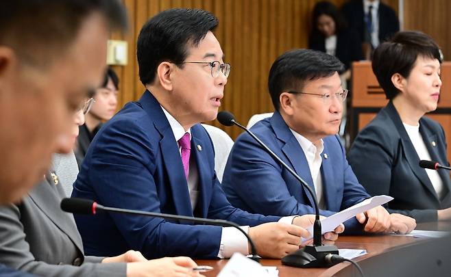 송언석 국민의힘 비상대책위원장 겸 원내대표가 11일 국회에서 열린 원내대책회의에 참석해 발언하고 있다. 이상섭 기자
