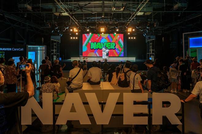 10일(현지시간) 일본 오사카 유메시마 인공섬에서 개최된 오사카 엑스포 내 네이버클라우드 부스. 관람객들이 가득 차있다.  [네이버클라우드 제공]