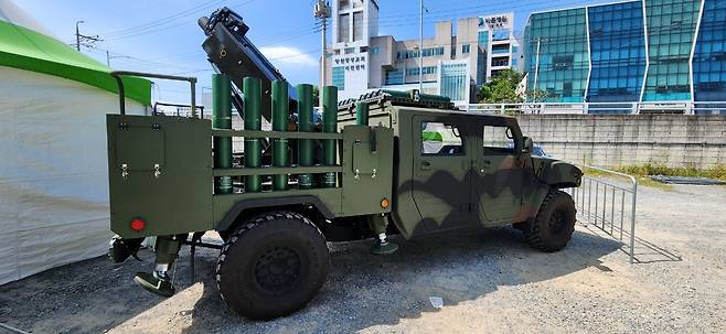 ‘2025 방위산업 부품·소재 장비대전’(K-CEF 2025)이 11일 폐막한 가운데 SNT다이내믹스와 SNT모티브는 독자개발한 방산핵심부품과 차세대 방산기술을 선보여 시선을 모았다. 야외전시장에 전시된 소형전술차량 탑재형 120㎜ 박격포체계. [SNT다이내믹스 제공]