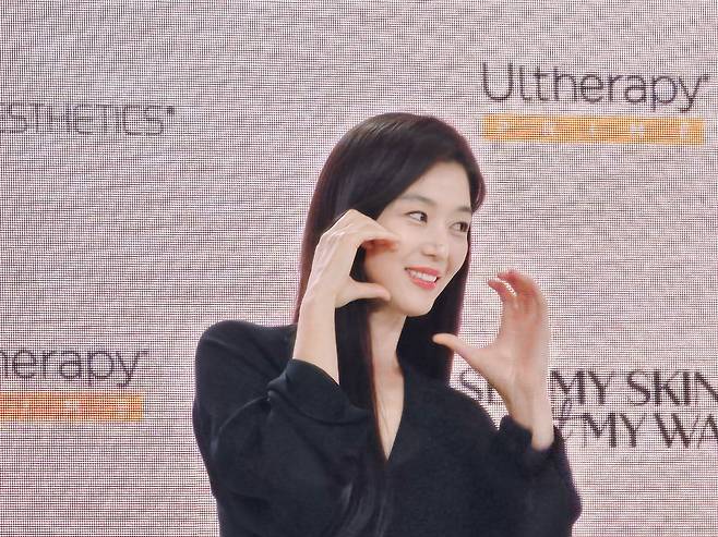 글로벌 메디컬 에스테틱 기업 ‘멀츠 에스테틱스’의 아시아퍼시픽 앰배서더 배우 전지현이 ‘울쎄라피 프라임’ 미디어데이에 참석해 인터뷰를 하고 있다. 최은지 기자.