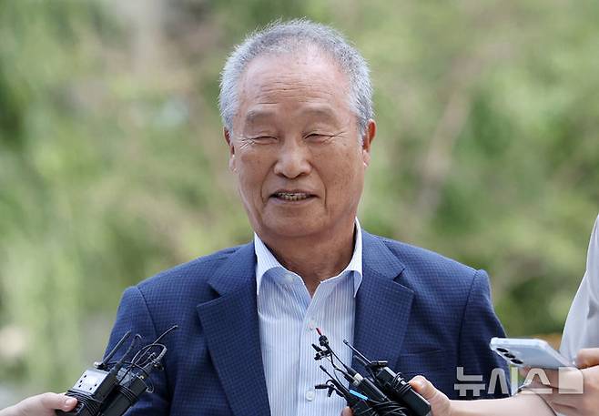 [서울=뉴시스] 조성우 기자 = 조성옥 전 삼부토건 회장이 10일 오전 서울 종로구 KT 광화문빌딩 웨스트에 마련된 김건희 여사 연루 의혹이 제기된 주가조작 사건을 조사하는 민중기 특별검사팀 사무실로 출석하고 있다. 2025.07.10. xconfind@newsis.com