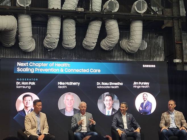 [뉴욕=뉴시스] 박은비 기자 = 삼성전자는 10일(현지 시간) 미국 뉴욕 브루클린에서 '갤럭시 테크 포럼'을 진행했다. 사진 왼쪽부터 박헌수 삼성전자 MX사업부 디지털헬스팀장, 마이클 맥셰리 젤스(Xealth) 최고경영자(CEO), 라수 스레스타 미 대형 병원 그룹 어드보케이트 헬스 부사장, 짐 퍼슬리 美 근골격계 홈케어 솔루션 회사 힌지 헬스 대표. 2025.07.10. silverline@newsis.com *재판매 및 DB 금지