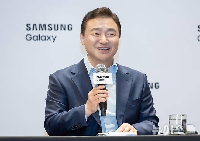 [뉴욕=뉴시스] 삼성전자 DX부문장 직무대행 노태문 사장이 9일(현지시간) 미국 뉴욕에서 '삼성 갤럭시 언팩 2025' 행사 직후 국내 기자간담회를 진행하고 있다. (사진=삼성전자 제공)