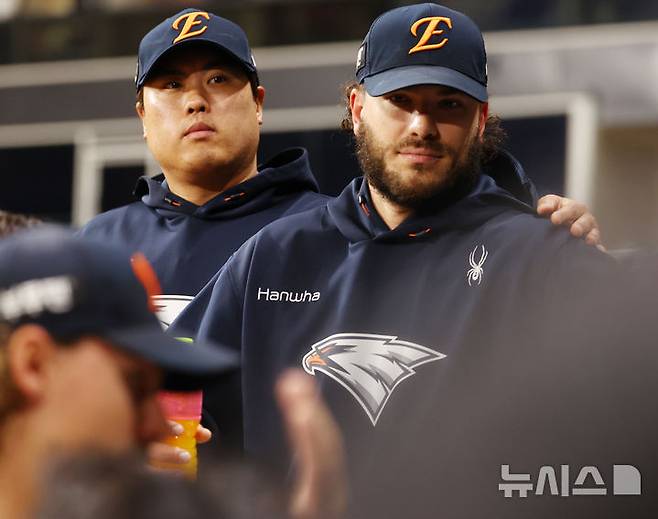 [서울=뉴시스] 박주성 기자 = 5월11일 오후 서울 구로구 고척스카이돔에서 열린 프로야구 2025 KBO리그 한화 이글스 대 키움 히어로즈의 경기, 한화 투수 류현진, 폰세가 4회말까지 무실점 투구한 한화 선발 와이스가 덕아웃으로 들어오는 모습을 바라보고 있다. 2025.05.11. park7691@newsis.com