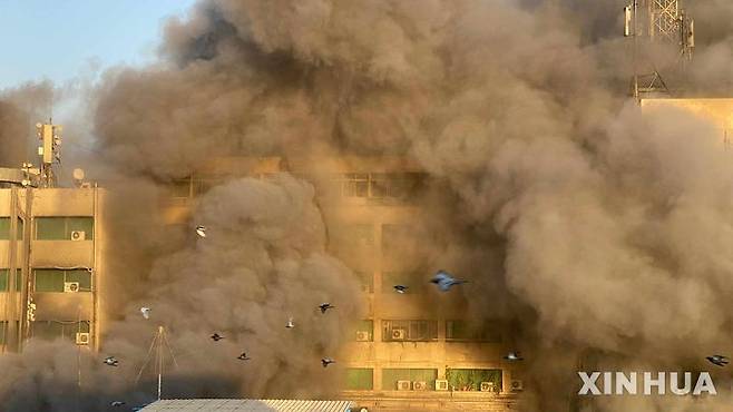 [카이로=신화/뉴시스] 7일(현지 시간) 이집트 카이로의 한 통신사 건물에서 화재가 발생해 연기가 치솟고 있다. 이번 화재로 최소 20명이 다쳤으며, 카이로 일부 지역에서는 통신 및 인터넷 서비스가 부분적으로 중단됐다. 2025.07. 11.